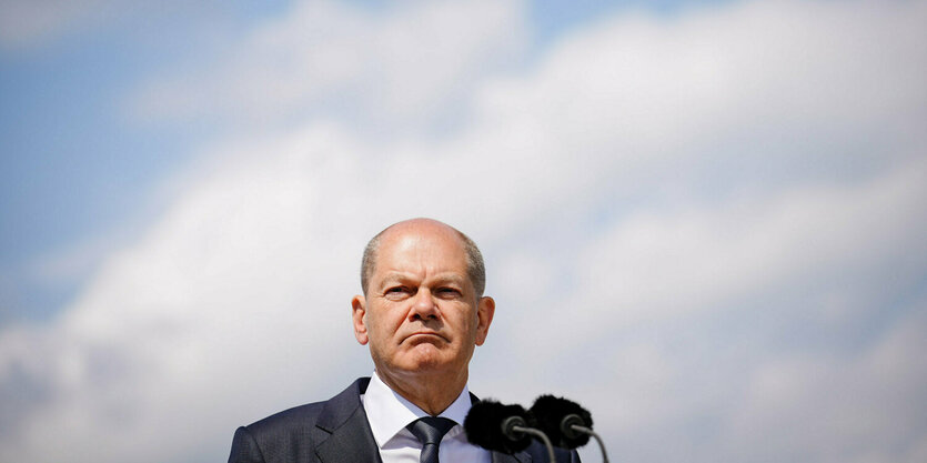 Olaf Scholz vor Wolkenhimmel