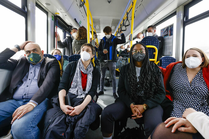 Omid Nouripour (l-r), Bundesvorsitzender von Bündnis 90/Die Grünen, Monika Heinold, Spitzenkandidatin in Schleswig-Holstein, Aminata Toure, Spitzenkandidatin in Schleswig-Holstein, und Ricarda Lang, Bundesvorsitzende von Bündnis 90/Die Grünen, sitzen in e