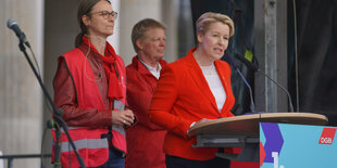 Das Bild zeigt Berlins Regierungschefin Franziska Giffey (SPD) bei ihrer Rede bei der DGB-Kundgebung am Brandenburger Tor am 1. Mai.