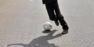 Fussballspiel auf der Straße, Detailaufnahme