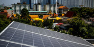 Solarzellen in einem Wohlviertel in der thailändischen Hauptstadt Bangkok leuchten in der Sonne.