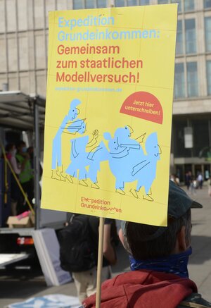 Ein Plakat mit Forderungen nach