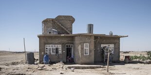 Ein Haus, das noch nicht ganz fertig renoviert ist in karger Landschaft