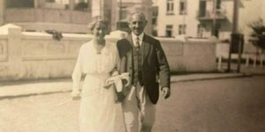 Altes Schwarzweißfoto eines Paares in eleganter Sommerkleidung