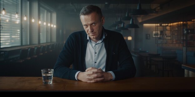 Alexei Nawalny sitzt an einem Tisch