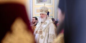 Patriarch Kyrill während einer Messe im Ornat