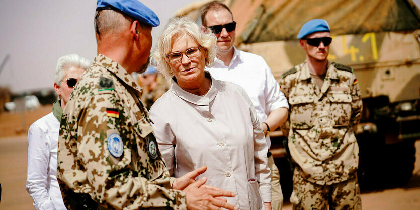 Christine Lambrecht und Bundeswehrsoldaten