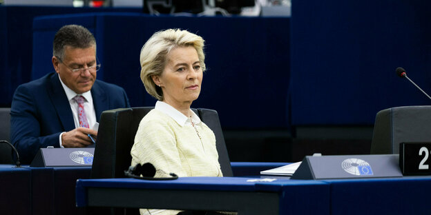 Ursula von der Leyen sitzt im europäischen Parlament