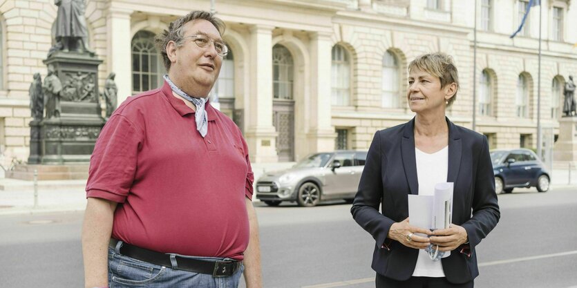 Mann und Frau vor dem Berliner Abgeordnetenhaus