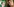 Eine blonde Frau macht ein Selfie, neben ihr ein kleiner Junge im Drachenkostüm