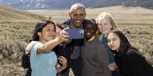 Barack Obama mit jungen Mädchen in einem Nationalpark, sie machen ein Selfie
