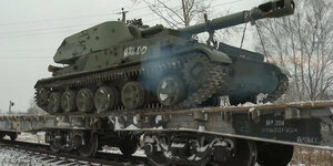 Ein russischer Panzer auf einem Transportzug