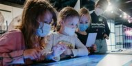 Mehrere Kinder schauen auf einen Monitor