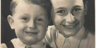 Der neunjährige Franz Michalski mit seinem jüngeren Bruder Peter 1943