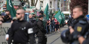 Polizisten am Rand des Demo-Zuges vom "III. Weg"