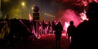 Vermummte Demonstranten mit Pyrotechnik