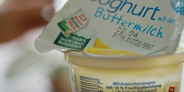 Das Mindesthaltbarkeitsdatum eines Joghurts ist auf dessen Deckel in einer Küche in Berlin zu sehen