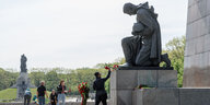 Tag der Befreiung am 8. Mai in Berlin: Menschen legen am Sowjetischen Ehrenmal im Treptower Park Blumen nieder.