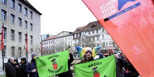 Menschen auf einer Demo gegen Neonazis