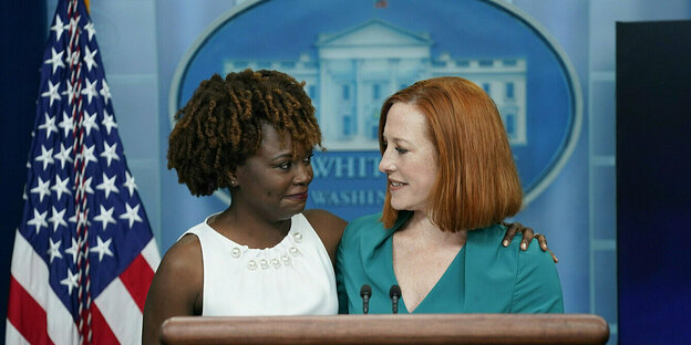 Zwei Frauen im Presseraum des WEißen Hauses in Washington