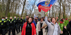 Eine Frau schwenkt eine russische Fahne
