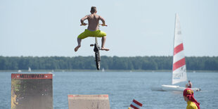 Mann springt mit Fahrrad in den Müggelsee