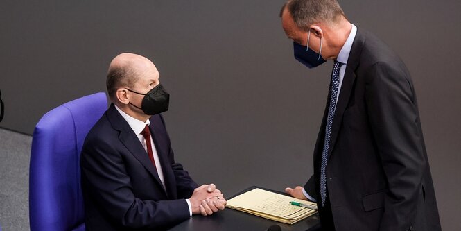 Merz und Scholz stehen sich im Bundestag gegenüber