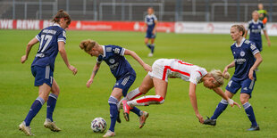 Fußballerinnen im Kampf um den Ball bei einem Zweitligaspiel