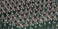 Viele Soldaten bei einer Militärparade