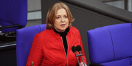 Bärbel Bas im Bundestag mit rotem Jackett