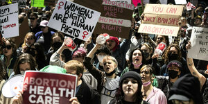 Menschen halt Plakate für Pro-Abtreibungsrechte in die Höhe