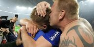 Ein Fan küsst Terodde nach dem Spiel auf den Hinterkopf