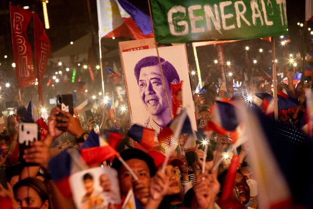 Ferdinand Marcos auf einem von Anhänger:innen getragenen Plakat