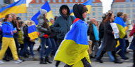 Ukrainische Geflüchtete und ihrer Unterstützer demonstrieren in ukrainische Flaggen gehüllt im April in Dresden gegen den Krieg.