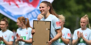 Melissa Kössler mit einem Abschiedsgeschenk in der Hand