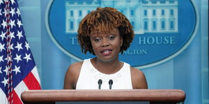 eine Frau steht im Presseraum des Weißen Hauses