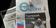 Eine Zeitung in russischer Schift
