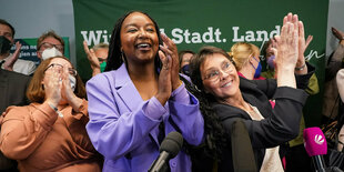 Aminata Toure und Monika Heinold jubeln