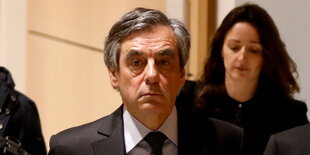 Francois Fillon trägt Anzug und Krawatte