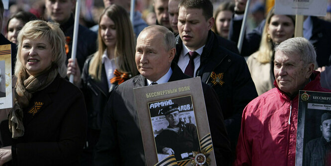 Wladimir Putin bei einem Gedenkmarsch zum Jahrestags des Sieges über Nazideutschland