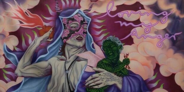 psychedelische Darstellung einer Marienfigur mit nackter Brust, Trillerpfeife um den Hals und echsenartigem Baby auf dem Arm. Rechts oben steht in rosa Buchstaben "loving my anger"