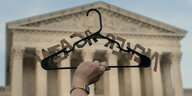 Ein Kleiderbügel mit der Aufschrift "Never again" vor dem Obersten Gerichtshof