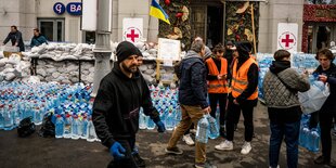 Männer vor einer Wasserflaschensammlung