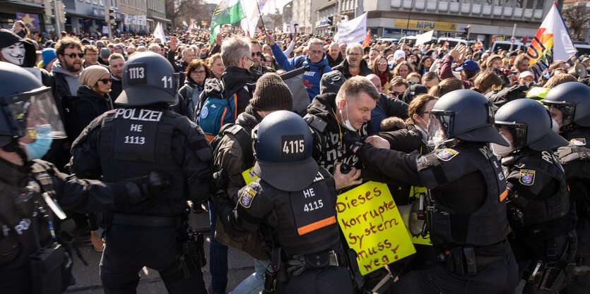 Demonstranten gehen auf Polizisten los