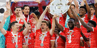 Meisterfeier des FC Bayern am 8. Mai 2022, Spieler freuen sich
