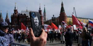 Stalin Porträt auf einem Handy bei der Siegesparade in Moskau