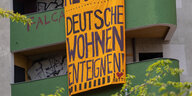 Transparent an einer Hausfassade fordert: Deutsche Wohnen enteignen