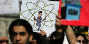Menschen demonstrieren gegen eine Atombombe für den Iran
