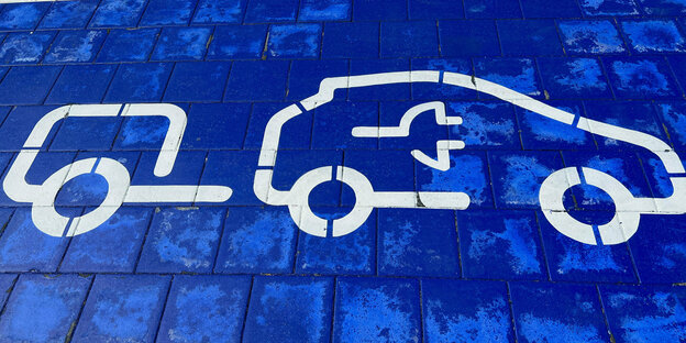 Auf einen blauen Boden ist weiß das Symbol eines Elektroautos gemalt