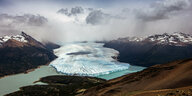 Luftaufnahme: Der Gletscher Perito Moreno erstreckt sich über dem See Argentino